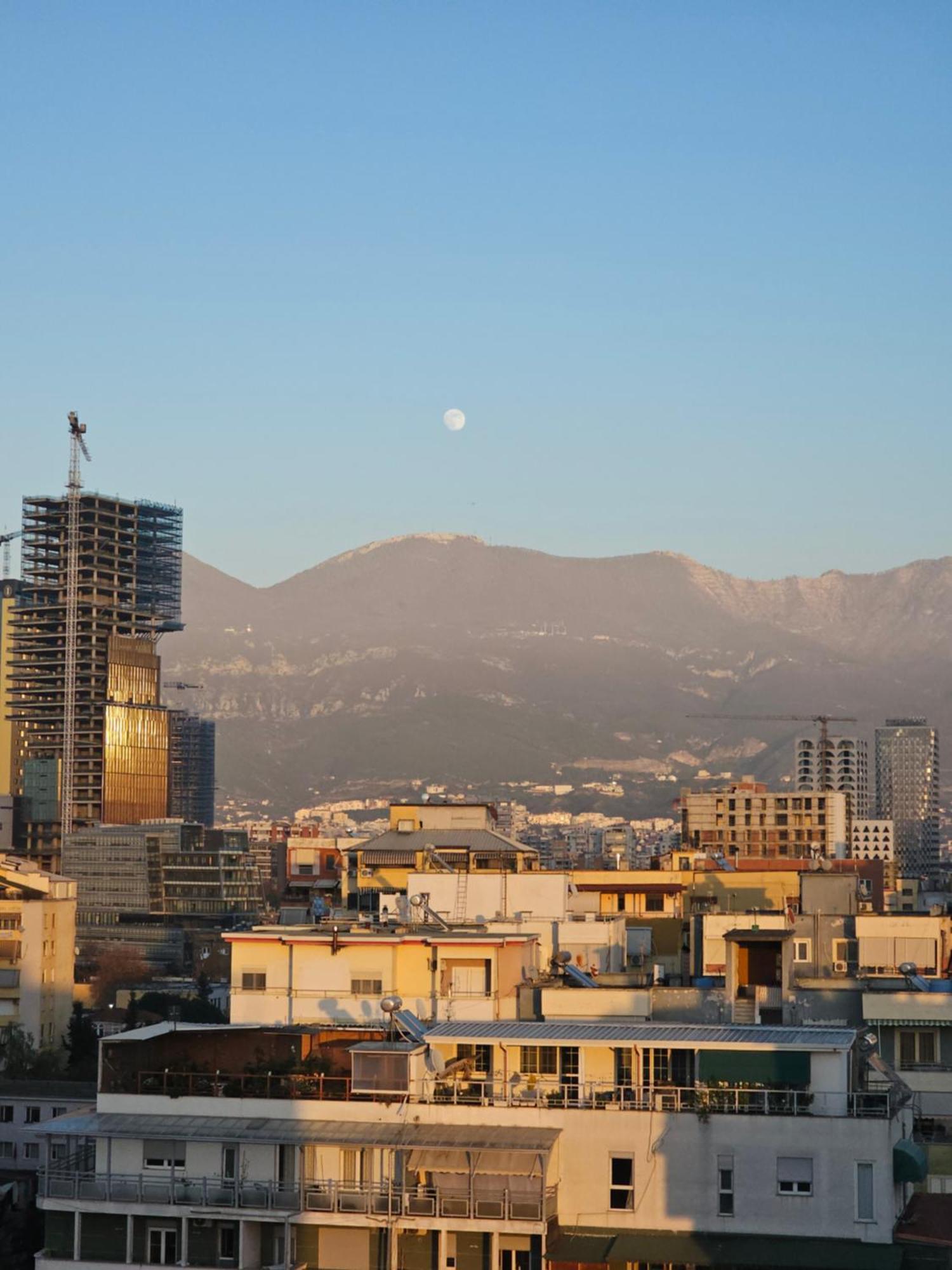 Aura * Tirana